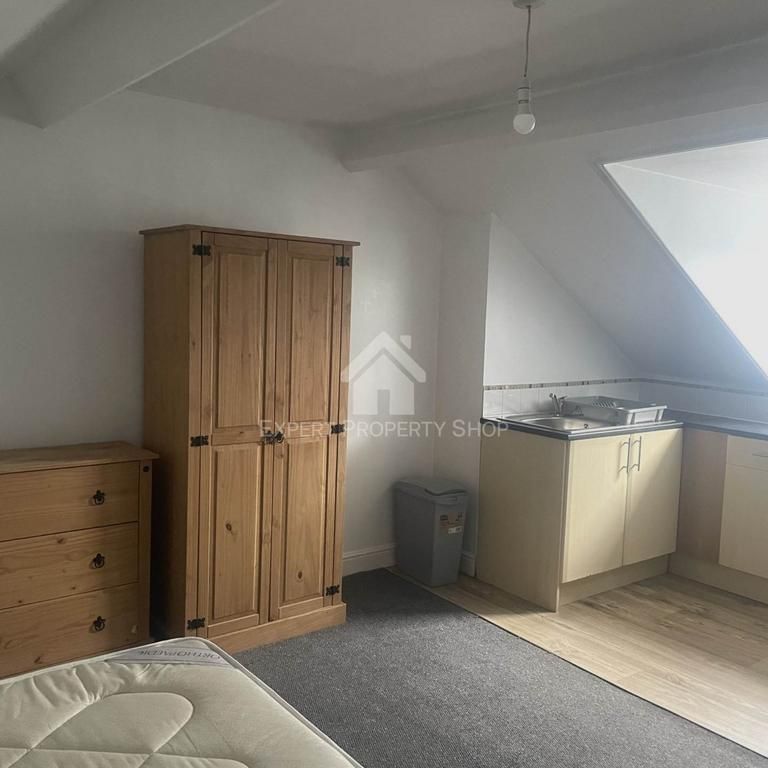 1 bedroom in a house share to rent - Photo 1