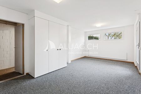 LIVING WITH LOTS OF SPACE IN PORTMOOS - Photo 3