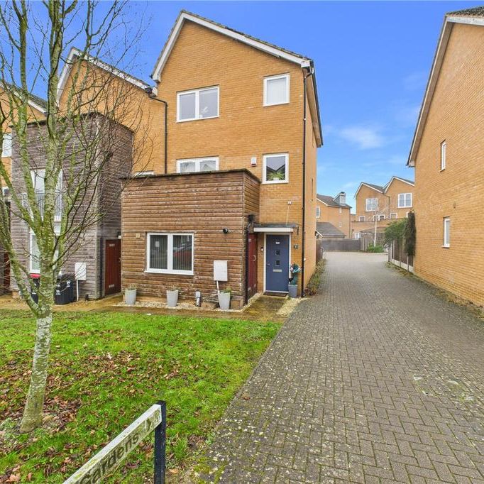 4 bedroom end of terrace house to rent - Photo 1