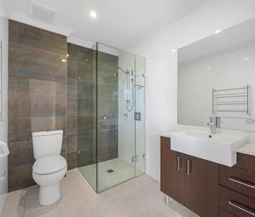 Modern Ground Floor Apartment with Oversized Courtyard - Photo 2