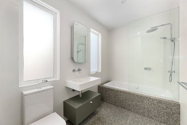 Renovated Luxury Townhouse and Leafy Seclusion in the Heart of Richmond - Photo 1