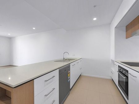 EXECUTIVE UNIT ON THE 9TH FLOOR 2 BED APARTMENT! - Photo 5