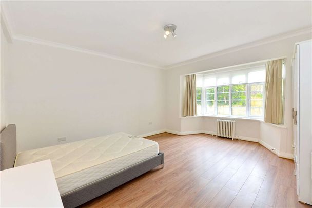 Three bedroom apartment set in portered block with private parking and wooden floors throughout. - Photo 1