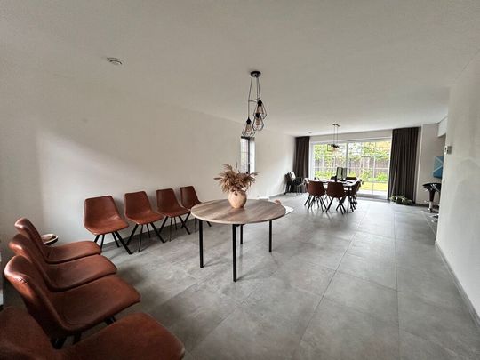 Recente, energiezuinige halfopen bebouwing met 3 slaapkamers, thuisbatterij en zonnepanelen te huur in Diksmuide - Foto 1
