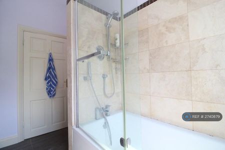 1 bedroom in a flat share to rent - Photo 4