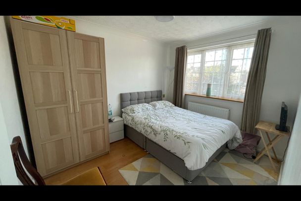 Room in a Shared House, St. Bernards Close, LU3 - Photo 1