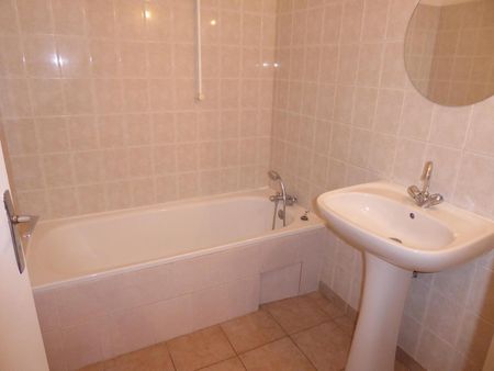 Location Appartement 3 pièces 52m² AUBENAS 07200 - Photo 2
