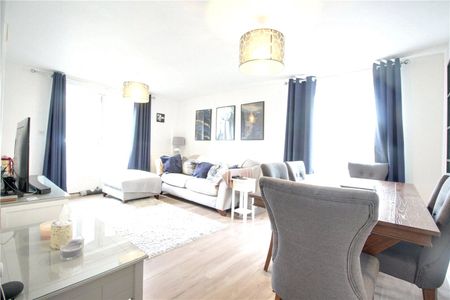 Lyndhurst Road, Fleet, Hampshire, GU51 - Photo 2