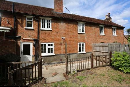 A pretty 3 bed period cottage with a good size rear garden - Photo 2