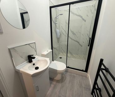 Flat to rent on - Photo 2