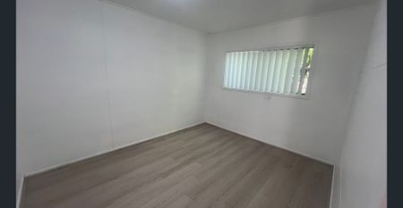 Fully Renovated 3 bedroom Home with 2 bedroom retreat - Photo 3