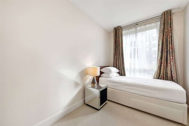 A three bedroom apartment on the second floor of a purpose built block in St Johns Wood - Photo 1