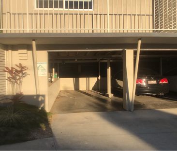 TRENDY & WELL KEPT SINGLE BEDROOM UNIT -- AIR CONDITIONED- CLOSE TO... - Photo 2