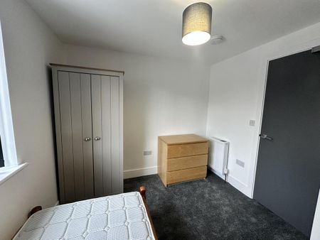 5 bedroom semi-detached house to rent - Photo 2