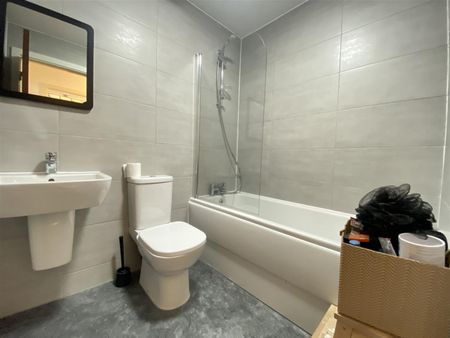 1 bedroom Flat To Let - Photo 3