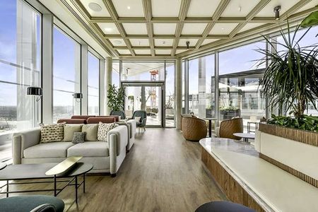 Stunning 3-Bedroom Flat with Amenities, Pet-Friendly, and Close to Battersea Power Station - Photo 3