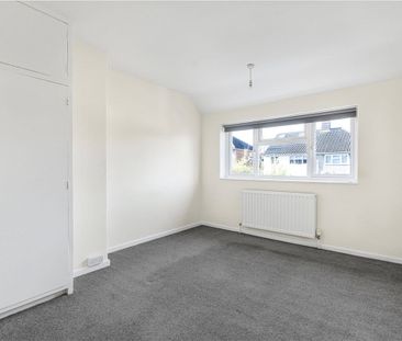 A semi detached house in this convenient West Oxford location. This... - Photo 2