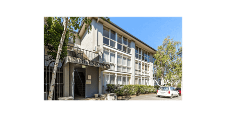 Spacious & Light Filled Apartment - Photo 2