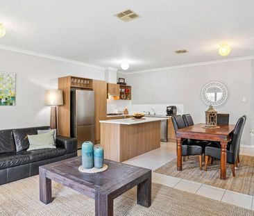 WELL PRESENTED THREE BEDROOM TOWNHOUSE - Photo 4