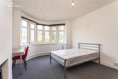 6 bedroom detached house to rent - Photo 4