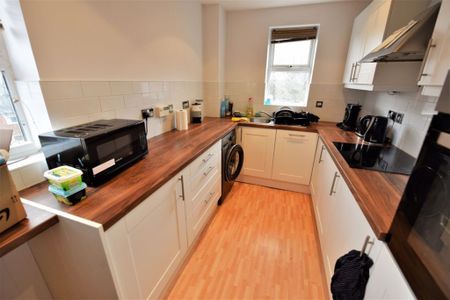 2 bedroom Flat in Flat 21, 45 Cardigan Road - Photo 3