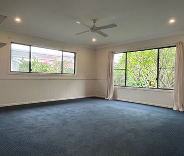 Large 3 Bedroom Family Home with Study - Photo 4