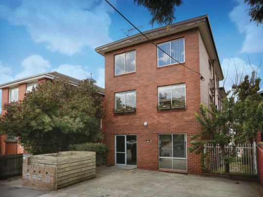 PERFECT LOCATION ON RICHMOND HILL, WELL PRESENTED 2 BEDROOM APARTMENT WITH OFF STREET PARKING! - Photo 1
