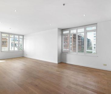 Sunlit Harbourside Apartment in an Exclusive Pyrmont Setting - Photo 2