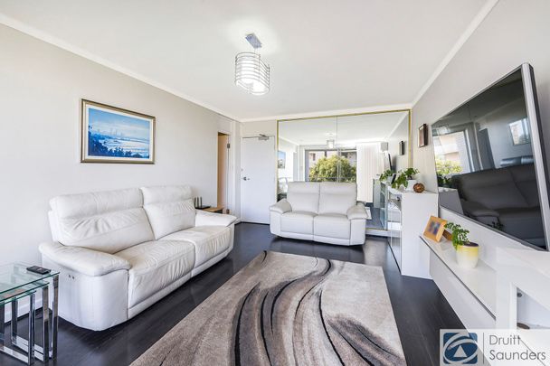 Riverside apartment with panoramic views HOME OPEN SATURDAY 05 SEPTEMBER AT 11.30AM SHARP! - Photo 1