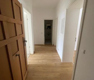 Renovierte 3-Zimmer-Wohnung in zentraler Lage ***Besichtigung: Dien... - Photo 4