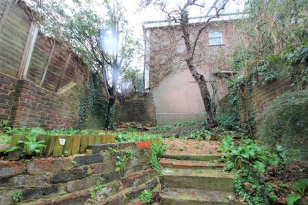 1 bedroom in a house share to rent - Photo 4