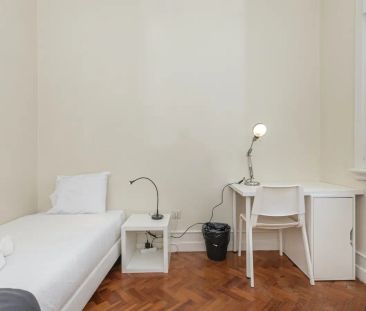 Room in a shared 8-bedroom apartment for rent in Lisbon - Photo 5