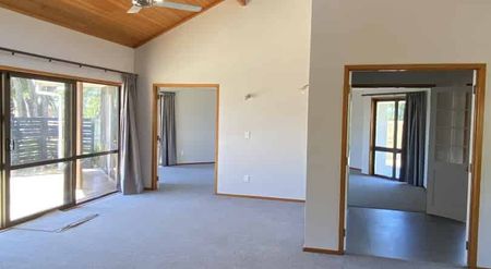 Newly renovated family-sized stunner! - Photo 2