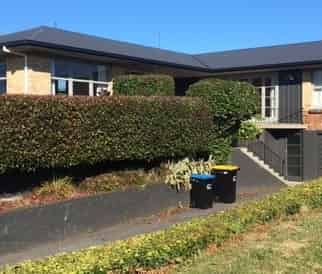 3 Bedroom, 2 heatpumps, garage, sunny BBQ area - Photo 1