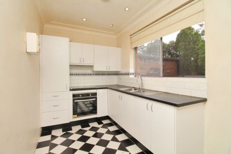 Stunning, Spacious & Well Laid Out Apartment For Lease - Photo 4