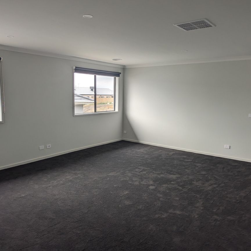 Maddingley - Photo 1