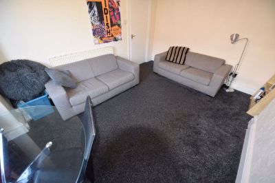 6 bedroom House in Cardigan Road, Leeds - Photo 2