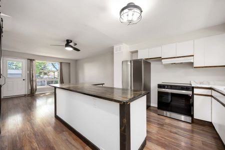 Bright &amp; Updated 3 Bedroom Townhouse with Basement and Private Outdoor Space - Photo 5