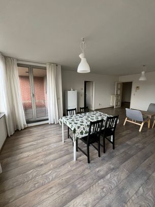 Ruim appartement met drie slaapkamers, terras en garagebox - Photo 1