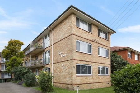 Spacious 2 Bedroom Apartment with Lock up Garage - Photo 2