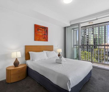 Elegant Riverside Living in the Heart of Kangaroo Point - Photo 4