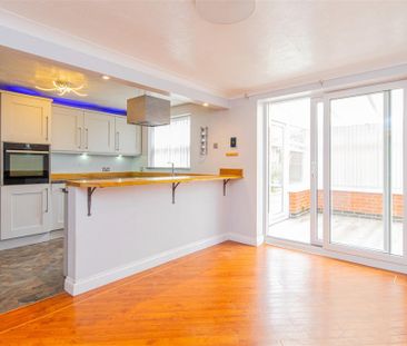 4 bed House - Detached To Let - Photo 3