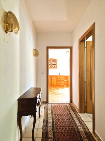 Wohnen wie im Schloss! Großzügige, stilvolle 2-Zimmer-Wohnung mit Balkon in Toplage, teilmöbliert, Tiefgarage und Freiparkplatz! - Photo 5