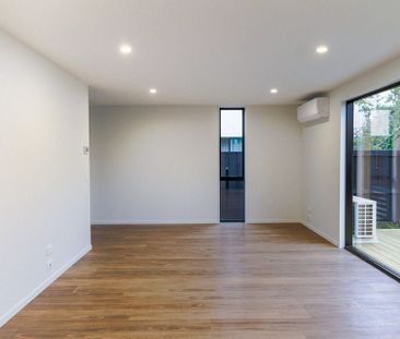 Modern 2 bedroom, 2 bathroom townhouse - Photo 1