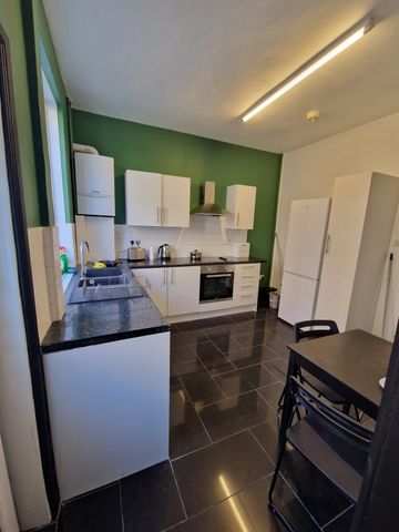4 Bedroom Mid Terraced - Photo 2