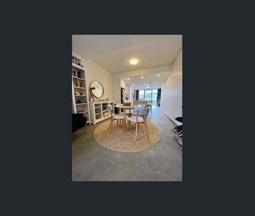 Convenient and Stylish 2 Bedroom Unit - Photo 4