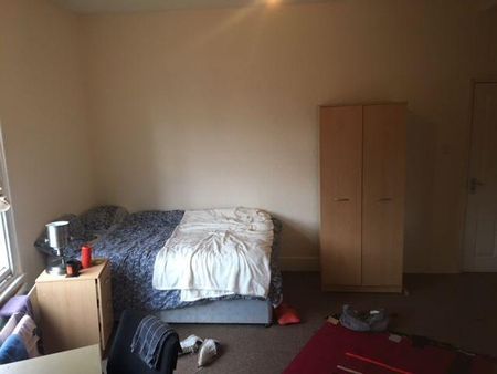 4 bedroom flat to rent - Photo 3