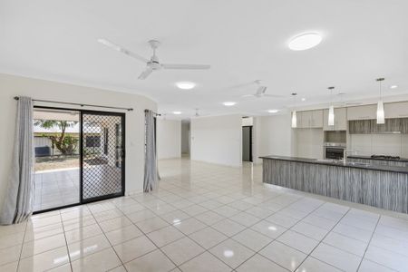 EXECUTIVE 4-BEDROOM RESIDENCE – LYONS, NT - Photo 2