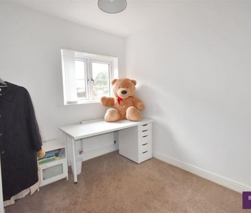 2 bed Flat - To Let - Photo 4