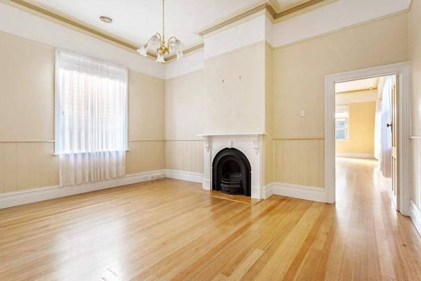 Charming Cottage Close to the Station - Photo 1